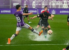 Adrián Turmo remata un balón en el encharcado campo de los Anexos José Zorrilla.