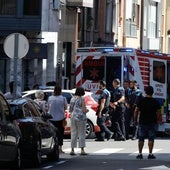 Sanitarios y policías en el lugar del crimen.