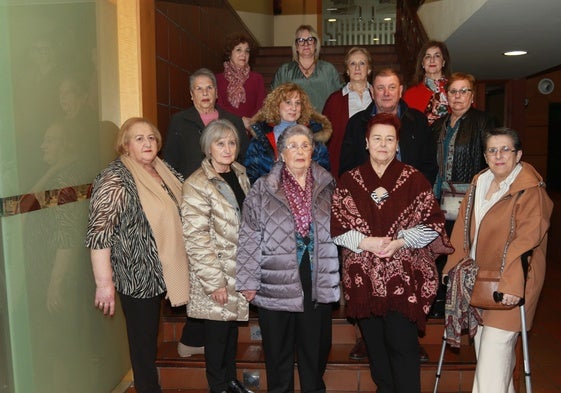 María del Pilar Hevia Muñiz, en el centro, con el presidente de Les Caseríes, Miguel Llanos, y las representantes de la Vocalía de la Mujer.