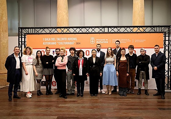 Foto de familia de la ministra de Juventud con los premiados.