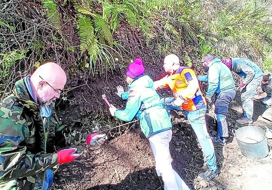 Trabajos arqueológicos en Castiechu de Tiós, donde se quiere impulsar una nueva ruta turística vinculada a los hallazgos