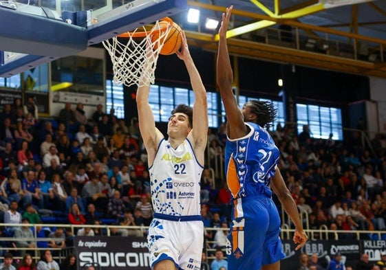 Lucas Langarita intenta una entrada a canasta ante la oposición de un pívot rival en el Fuenlabrada - Alimerka Oviedo.