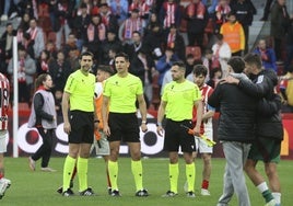 Muresan Muresan, ayer, en el centro de la imagen, con sus auxiliares.