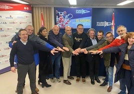 El presidente del Grupo Covadonga, Joaquín Miranda, con el responsable del Comité de Empresa y representantes de los trabajadores de la entidad deportiva gijonesa.