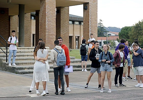 Estudiantes universitarios en el campus de Gijón.