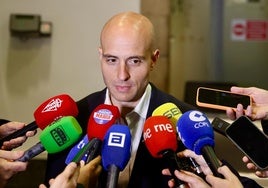 Muresan Muresan, el primero por la derecha, de camino al vestuario con sus auxiliares