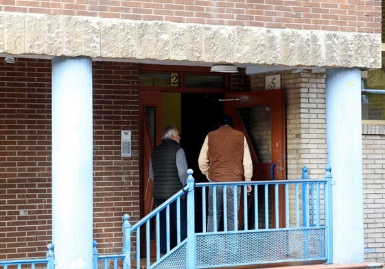 Los investigadores entran en el edificio donde apareció el cadáver de Tina.