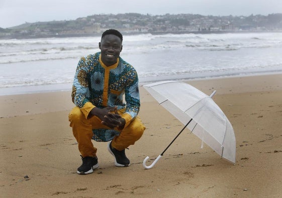 Thimbo Samb, este lunes, en la playa de San Lorenzo, en Gijón.