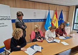 La consejera firma los acuerdos con las directoras de los colegios que sumarán Aulas Abiertas.