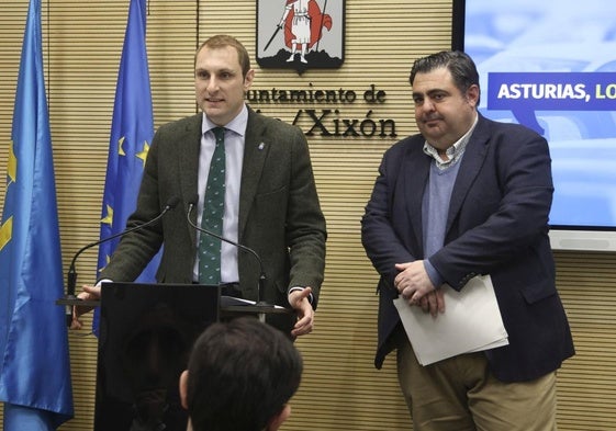 El diputado autonómico Adrián Pumares y el concejal de Tráfico del Ayuntamiento de Gijón Pelayo Barcia, este martes, en la sala de prensa del Consistorio.