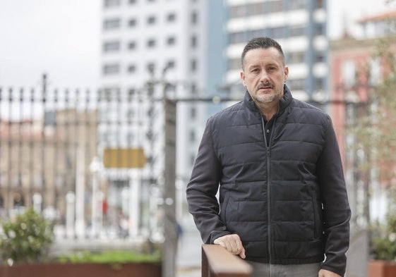 Javier Fernández Lanero, en los exteriores de la sede de EL COMERCIO.
