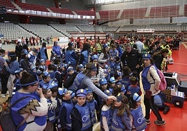 Más de 500 alumnos de las escuelas infantiles de Gijón, este miércoles, vestidos de policías, bomberos, guardias civiles, sanitarios y personal de Protección Civil en el Palacio de los Deportes.