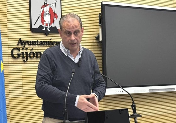 El concejal socialista Tino Vaquero, este miércoles, en la sala de prensa del Ayuntamiento de Gijón
