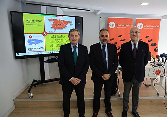 Abel Fernández, decano del Colegio de Economistas de Asturias; Agustín Fernández, presidente del REAF-Consejo General de Economistas de España; y Santiago Álvarez García, vocal del Colegio de Economistas de Asturias y catedrático de Economía de la Universidad de Oviedo.