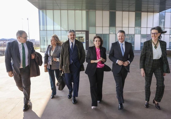 Autoridades antes del inicio de la jornada sobre el Corredor Atlántico organizada en El Musel.