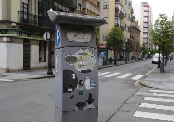 Imagen de un parquímetro de la ORA, en el centro de Gijón.