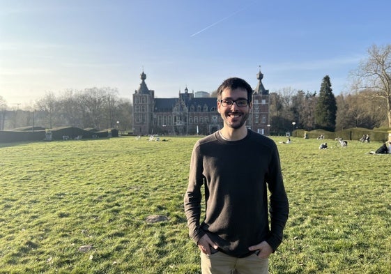 Aitor del Rivero frente al laboratorio donde investiga en Lovaina (Bélgica).