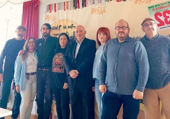 Javier Amandi, en el centro, se reunió con colectivos vecinales de los barrios de la zona sur de Avilés.