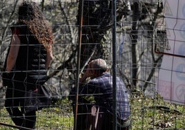 Familiares de los heridos y fallecidos por la explosión de la mina de Cerredo este lunes, en el concejo de Degaña.