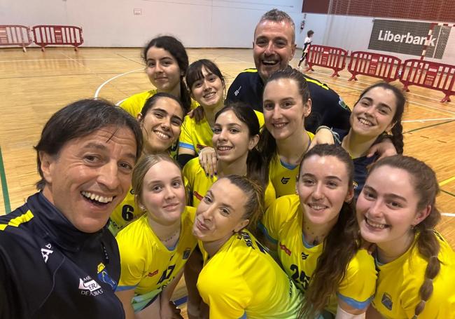 Jugadoras y cuerpo técnico de la Agrupación Deportiva Los Campos.