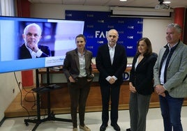 José Manuel Ferreira, segundo por la izquierda, con su equipo de campaña: Covadonga Galán, Esther Díaz y Juan Carlos Santos.