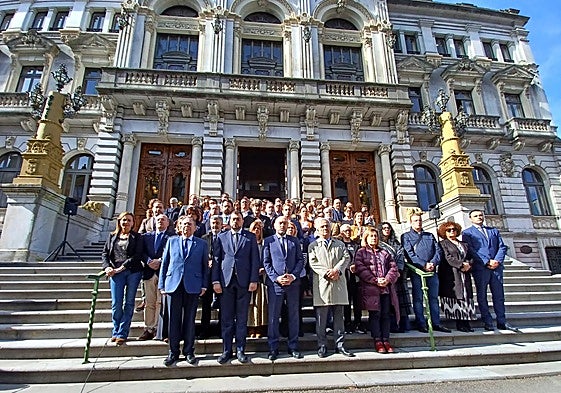 Minuto de silencio en la escalinata de la Junta General.