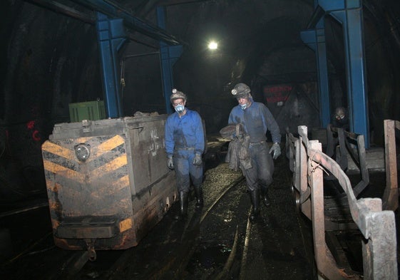 Interior de mina Cerredo en la época en la que fue explotada por Coto Minero del Cantábrico, del grupo de Victorino Alonso.