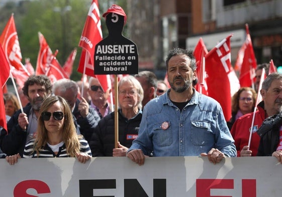 Ciudadanos y representantes de UGT y CCOO protestan en Oviedo por la siniestralidad laboral.