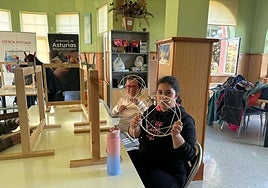 Usuarios del CAI realizando el atrapasueños dentro del taller artesanal.