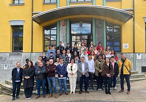Los participantes en la escuela taller con las autoridades y sus profesores