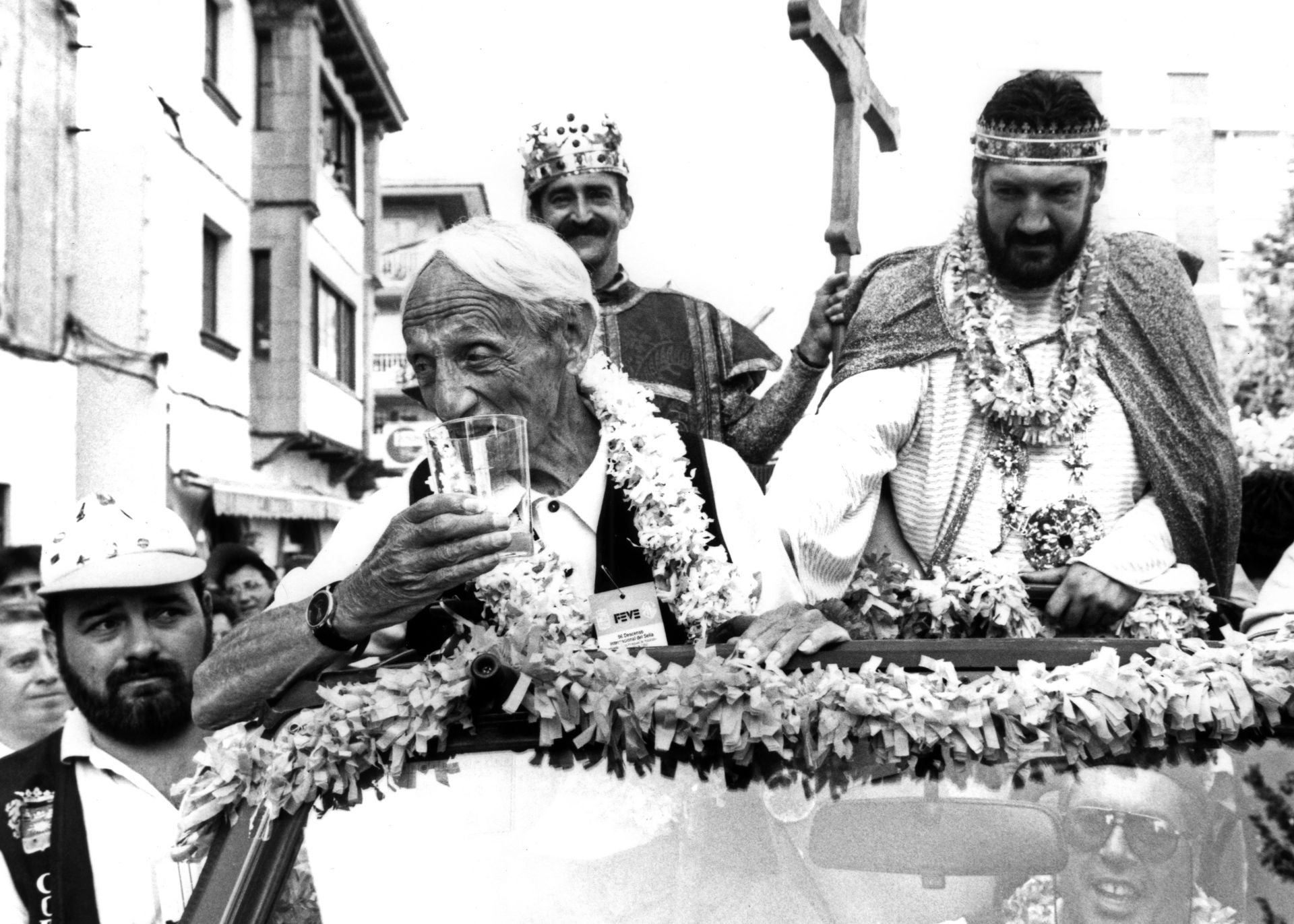 Dionisio de la Huerta degusta un culín durante el tradicional desfile previo al Descenso del Sella de 1992.