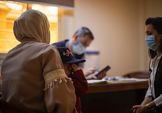 Fernando Aguirregomezcorta, en El Cairo, con uno de los niños gazatíes, su madre y la traductora de árabe de ACCEM.