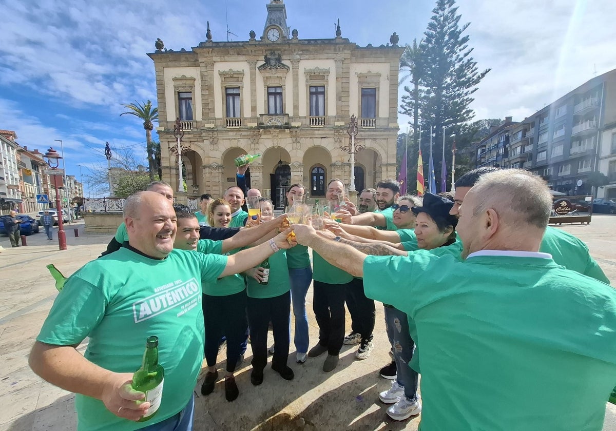 El brindis de los chigreros de Villaviciosa en la plaza del Ayuntamiento