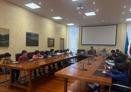 Los escolares ocuparon el salón de plenos del Ayuntamiento de Corvera para conversar con el alcalde y el edil de Educación.