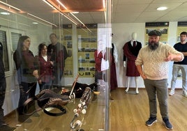 Las explicaciones del director de la Banda de Gaitas de Corvera sobre los instrumentos del museo.