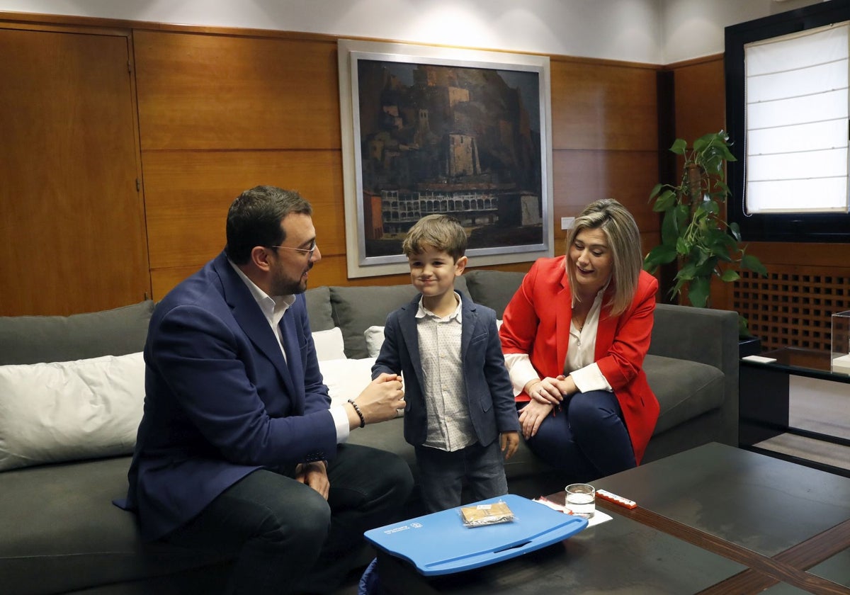 El presidente del Principado, junto a Darío y su madre, Beatriz de Haro.