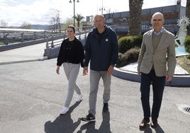 Natalia Rubio, Honorio Castaño y Joaquín Miranda, antes de la presentación de la Marcha a Covadonga del Grupo.