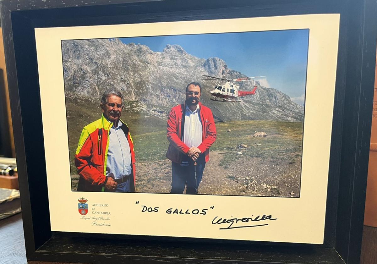 «Dos gallos»: la foto con la que Adrián Barbón muestra su apoyo a Revilla