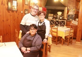 Daniel Lasarte González, Nadalina Fernández Fernández y María Fernanda Díaz Fernández, del restaurante Casa Morán, en Collanzo, Aller.