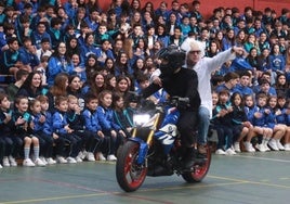 Entrada estelar de los personajes inspirados en 'Regreso al futuro'.