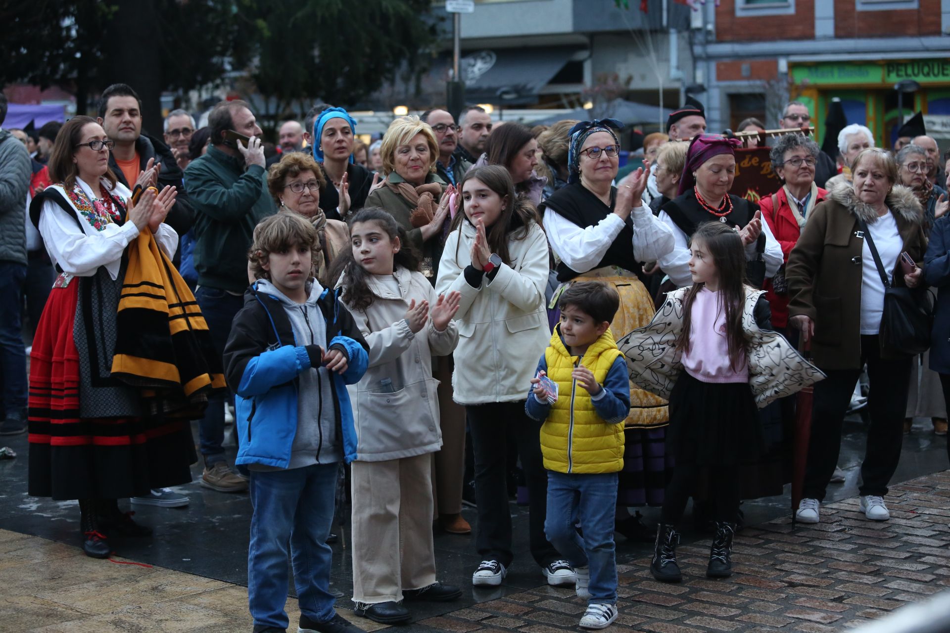 La Folixa Na Primavera llena Mieres de música, tradición y mucha sidra