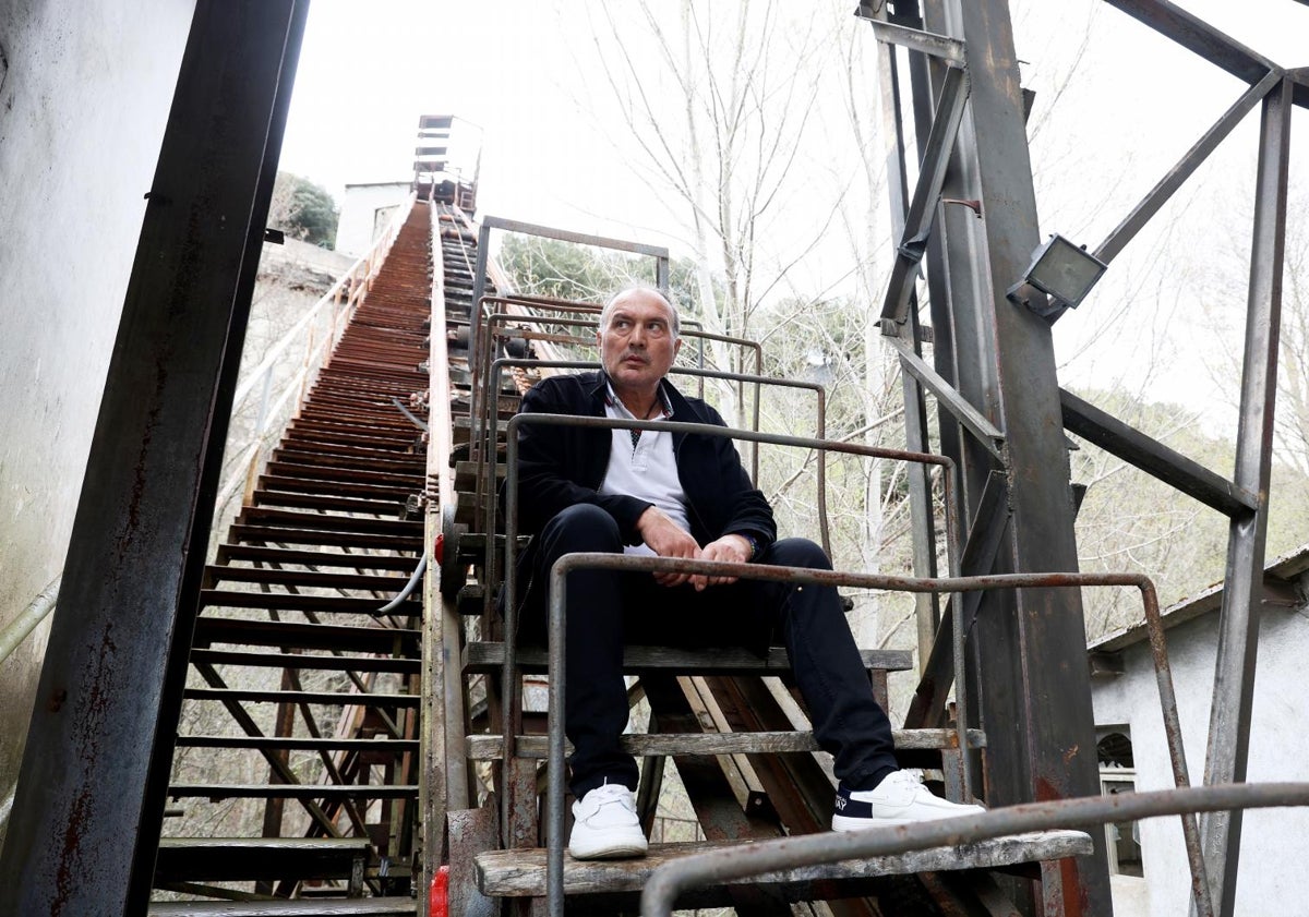 Imagen principal - José Luis Fernández, guía de la Fundación Cultura Minera, de Torre del Bierzo. Abajo, la entidad. En la última foto, la entrada a la mina del oro.