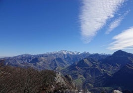 Vistas hacia los Picos de Europa desde lo más alto de la Mota Cetín.