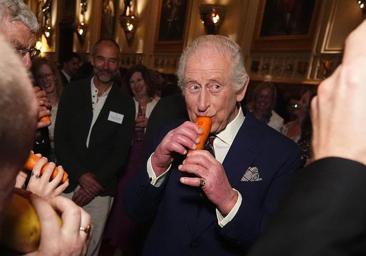 Carlos III toca una flauta de zanahoria.