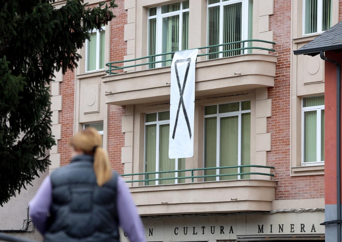 Imagen secundaria 1 - José Luis Fernández, guía de la Fundación Cultura Minera, de Torre del Bierzo. Abajo, la entidad. En la última foto, la entrada a la mina del oro.