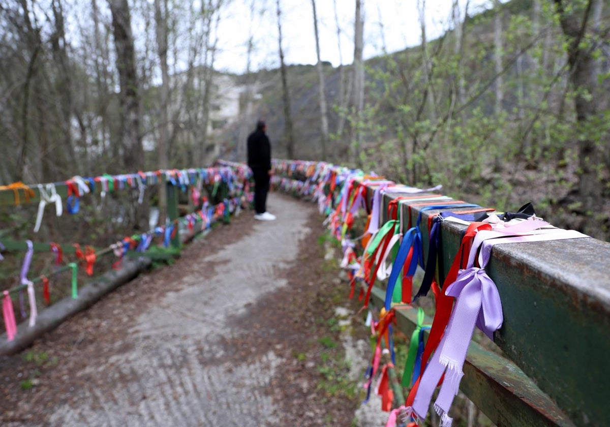 Los visitantes de la Fundación Cultura Minera, en Torre del Bierzo, dejan sus lazos de los deseos en la barandilla del río Tremor