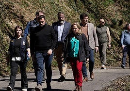 Adriana Lastra, Adrián Barbón y Belarmina Díaz, en Cerredo, el día del accidente.