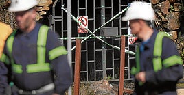 Acceso a la mina precintado tras el siniestro en el que murieron los cinco trabajadores.