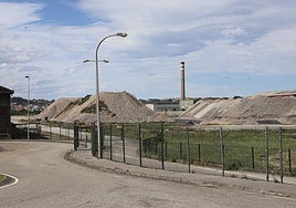 El material acumulado en la parcela ocupada anteriormente por las baterías de cok que será reutilizado en la urbanización .