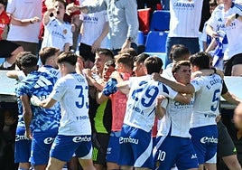 Los jugadores del Zaragoza celebran el tanto de Jair que les dio la victoria ante el Mirandés.